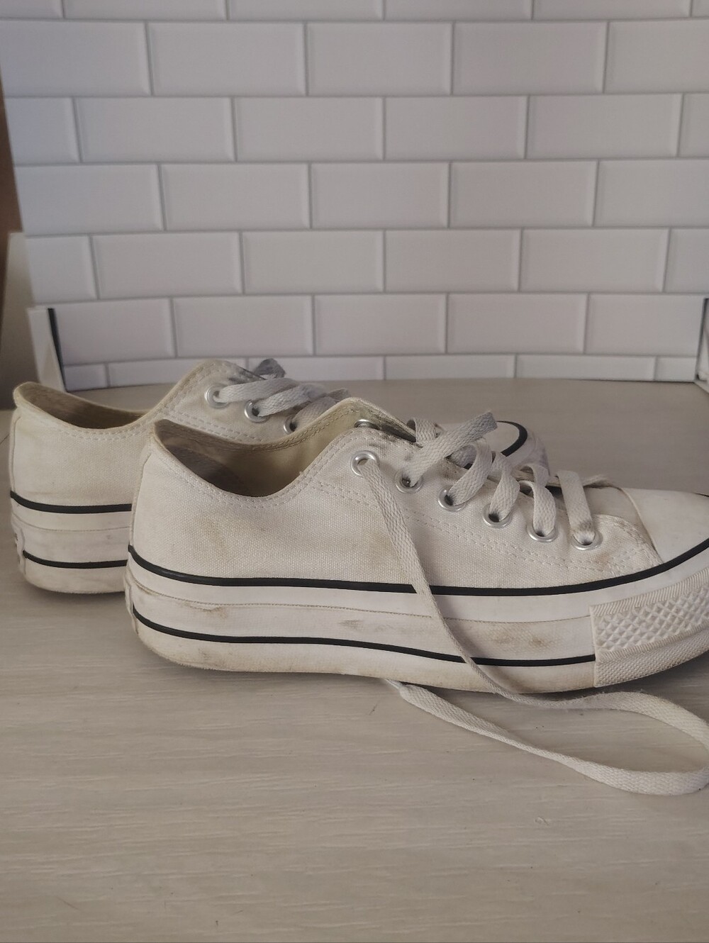 Chuck Taylor Converse Women's White Low-Top Canvas Sneakers Size 6